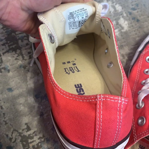 **SOLD**Hot pink converse low top shoes, next to new! - Picture 4 of 6